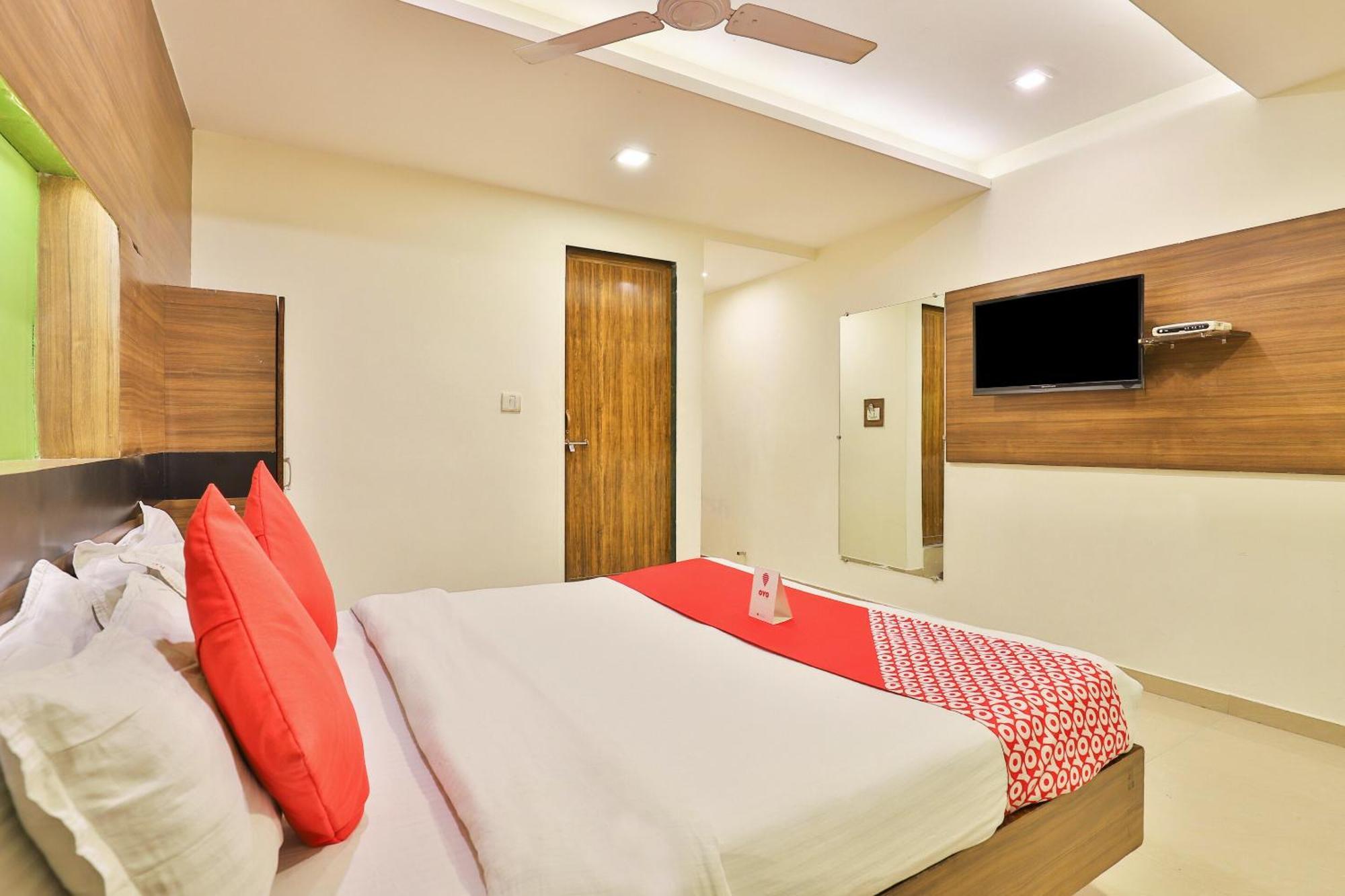 OYO 6752 Hotel Apollo Ahmedabad Exterior foto